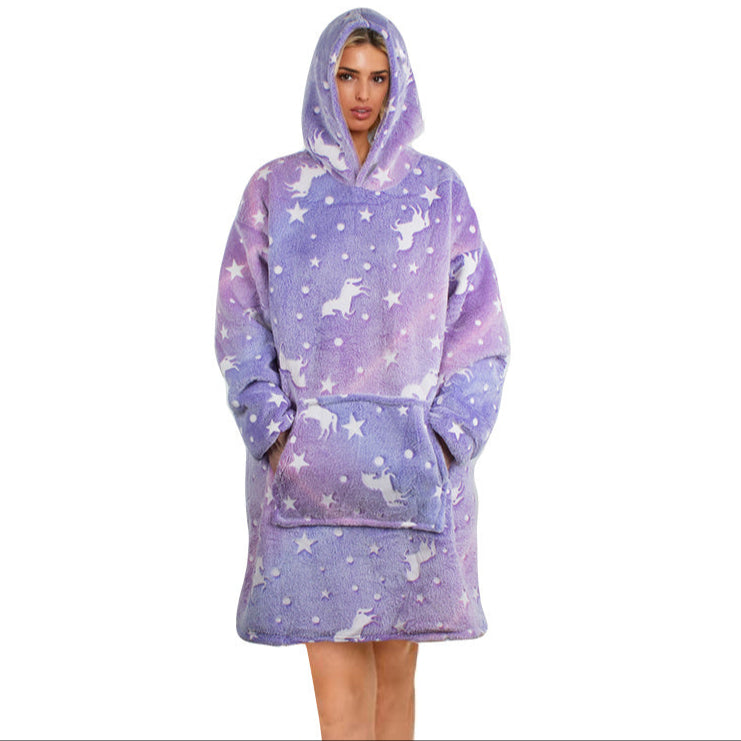 Hanorac patura cu gluga si maneci, Zola®, insertii fosforescente, 80 x 70 cm, calduros si pufos, buzunar spatios, model unicorni si stelute, violet Hanorac patura cu gluga si maneci, Zola®, insertii fosforescente, 80 x 70 cm, calduros si pufos, buzunar spatios, model unicorni si stelute, violet